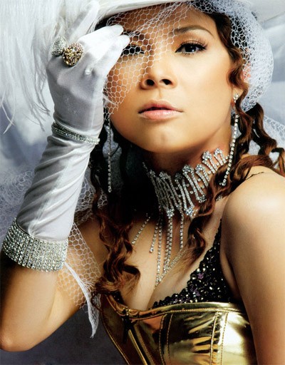 Năm 2007, trong liveshow cá nhân mang tên Vũ điệu sôi động, nữ ca sĩ từng vướng lưới tình với diễn viên Bình Minh, nhạc trưởng Trần Nhật Minh... khiến không ít khán giả thất vọng vì những màn nhép liên tiếp.